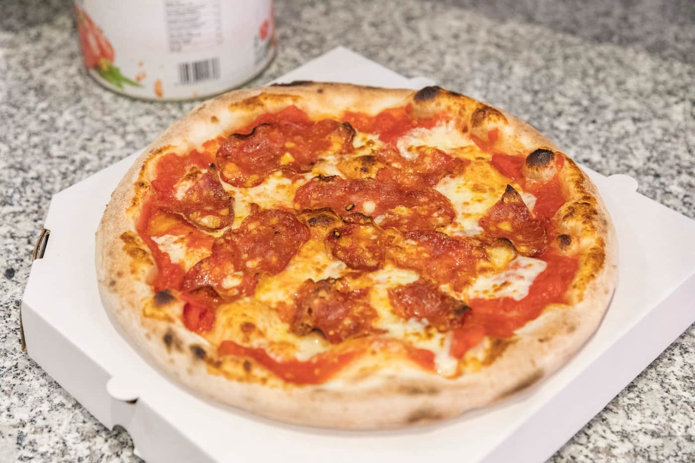 Pizza classica na pudełku dostawy Napoli